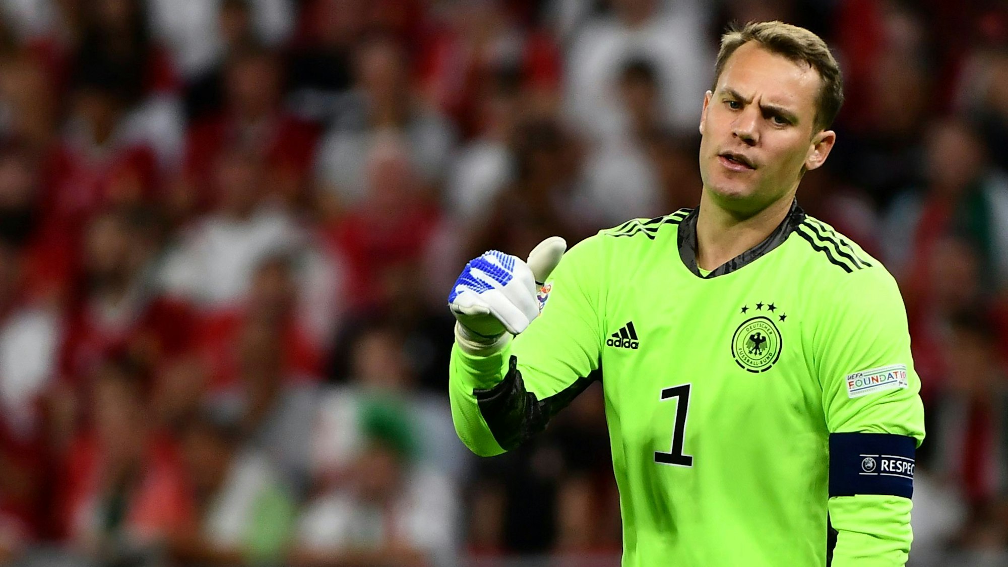 Manuel Neuer gestikuliert auf dem Spielfeld im DFB-Dress.
