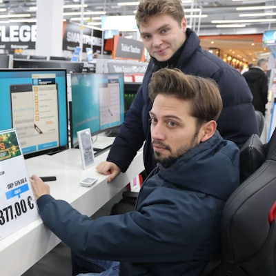 Einkaufsstimmung Gummersbach, Christian Klaffert (v.) und Cristian Craciun testen Monitore