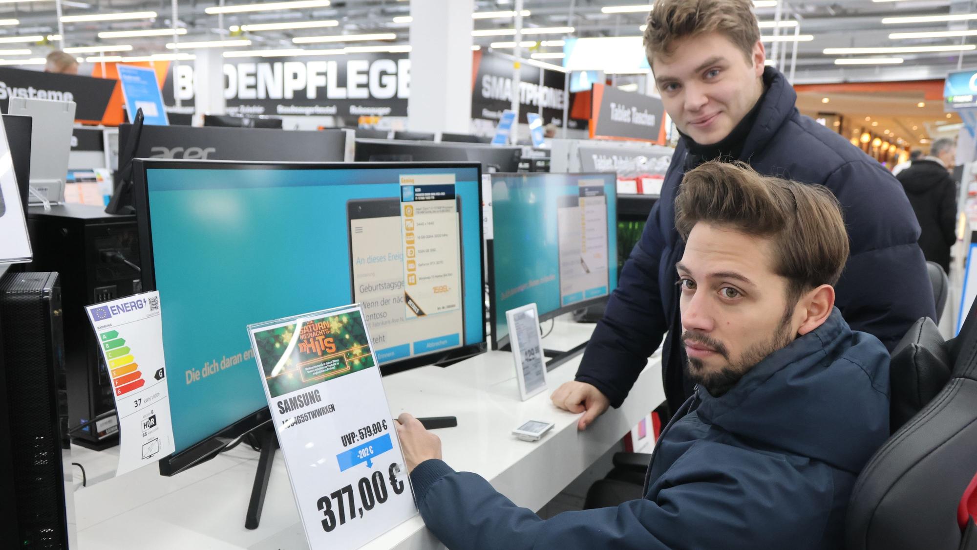 Einkaufsstimmung Gummersbach, Christian Klaffert (v.) und Cristian Craciun testen Monitore