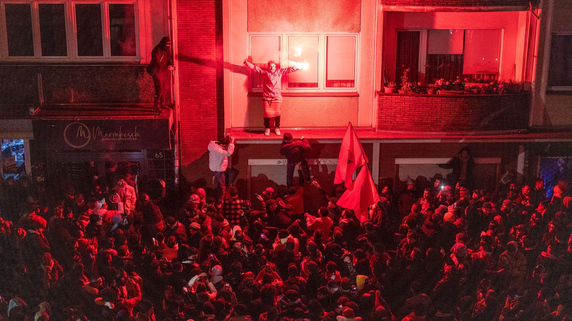 Außenseiter Marokko hat als erste afrikanische Mannschaft das Halbfinale bei einer Fußball-Weltmeisterschaft erreicht. In Köln kam es bei den Feiern zu Angriffen auf Polizisten.