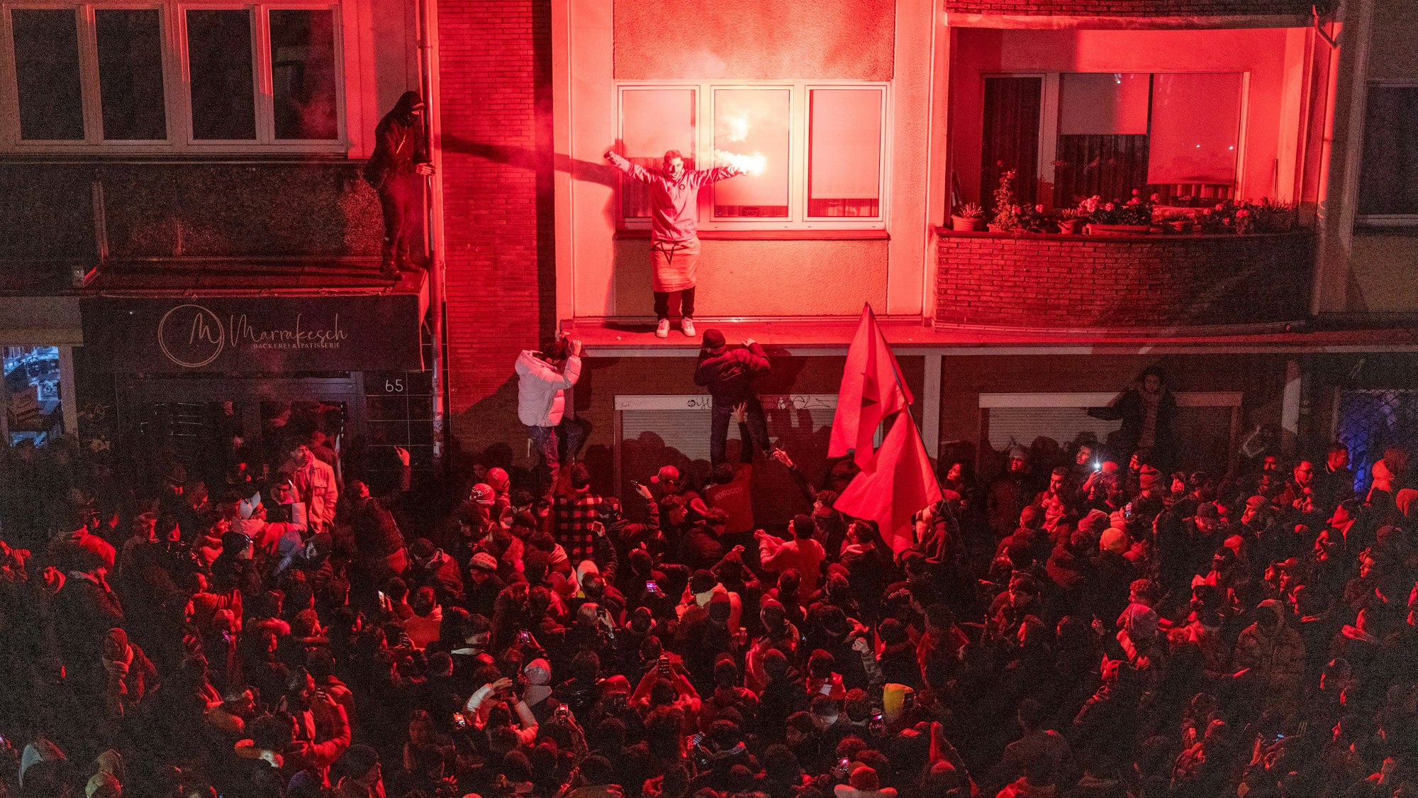 Außenseiter Marokko hat als erste afrikanische Mannschaft das Halbfinale bei einer Fußball-Weltmeisterschaft erreicht. In Köln kam es bei den Feiern zu Angriffen auf Polizisten.