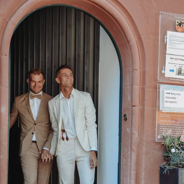 Zwei Männer verlassen Hand in Hand das Rathaus von Bad Münstereifel.