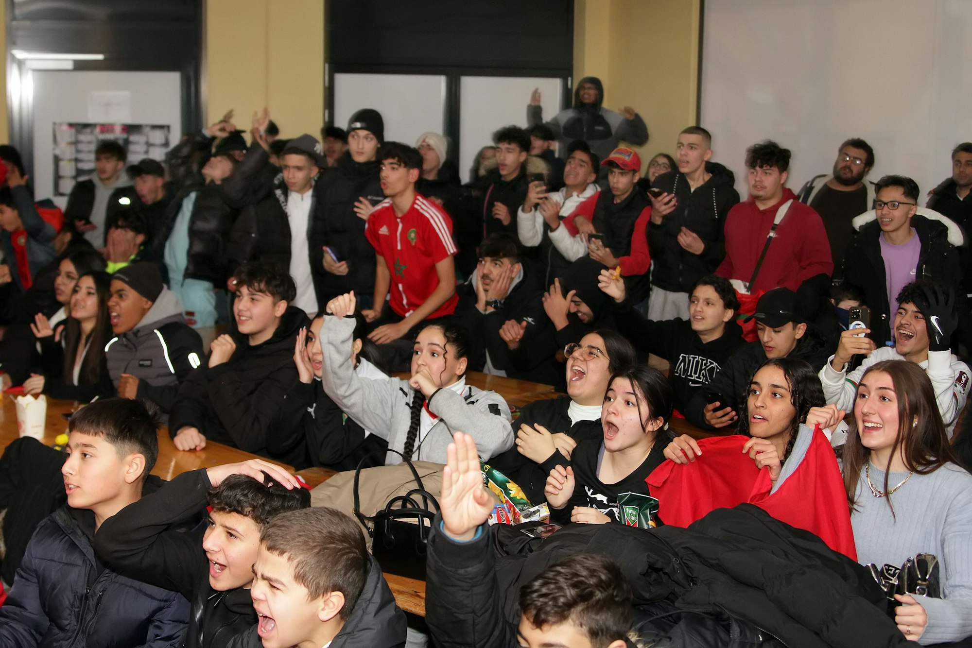 Das Bild zeigt etwa 100 größtenteils jugendliche Fans mit marokkanischen Wurzeln beim Public Viewing im Bergheimer Intro.