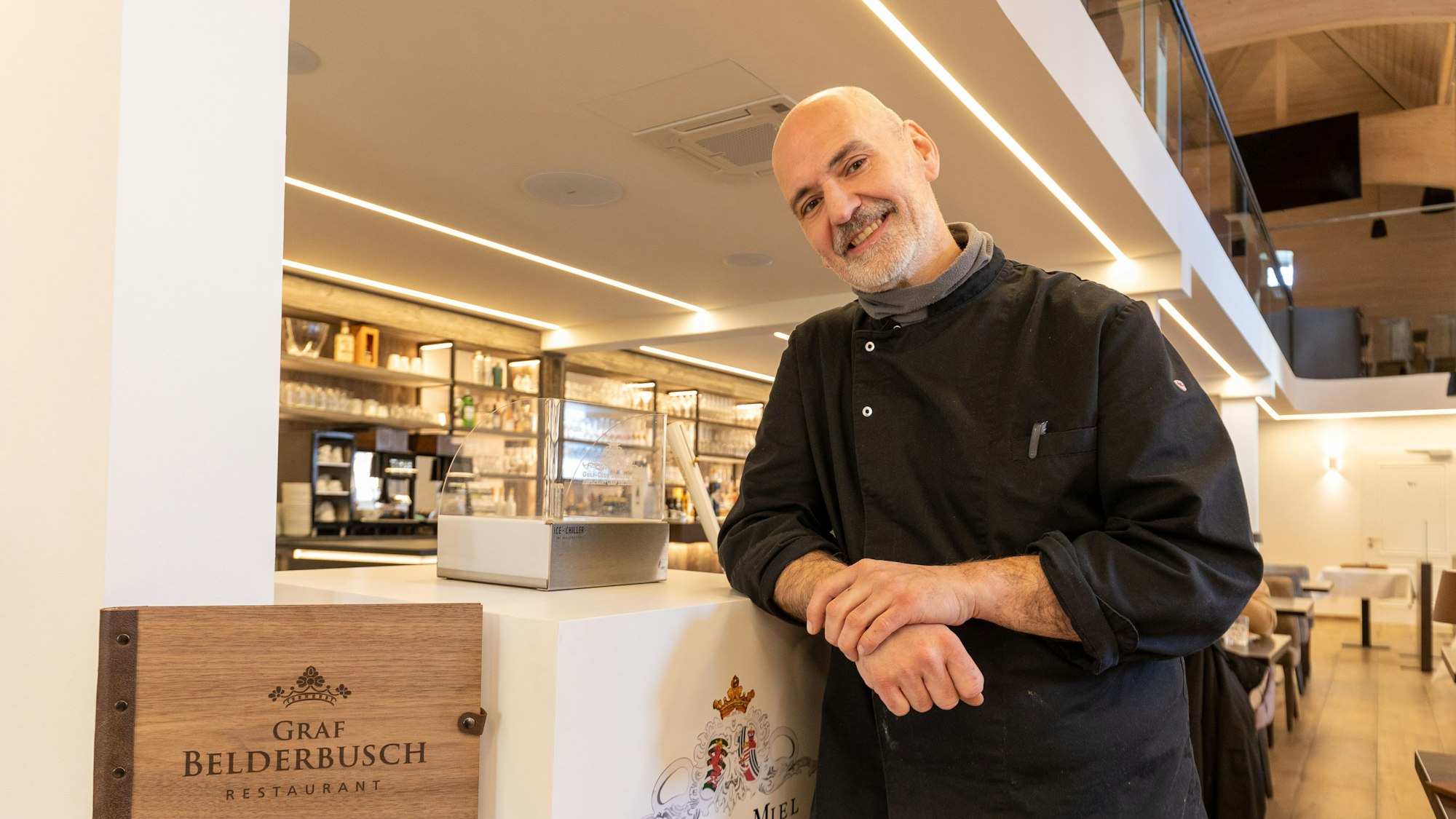 Stefan Hoffmeister im Restaurant Graf Belderbusch in Swisttal auf Schloss Miel.