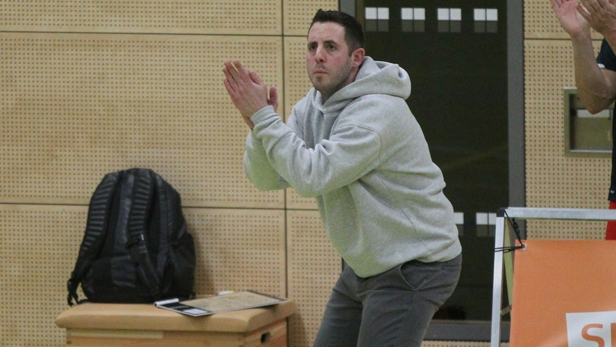 Philipp Sparwasser, Trainer der ErftBaskets, steht gespannt an der Seitenlinie und klatscht in die Hände.