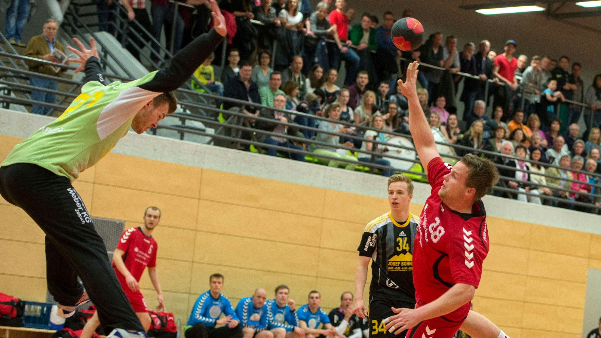 Torwart Sascha Hostnik, Kapitän der SG Ollheim-Straßfeld, wirft sich einem angreifenden Handballer entgegen.