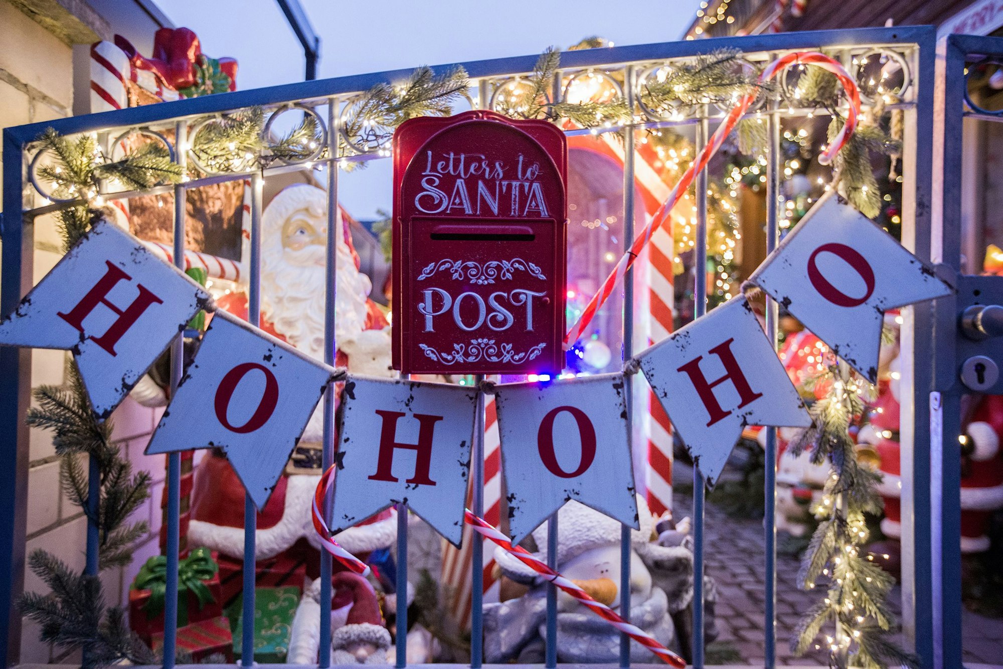 Ein roter Briefkasten mit der Aufschrift „Letters to Santa" über einer Girlande mit der Aufschrift „Hohohoho" ist zu sehen.