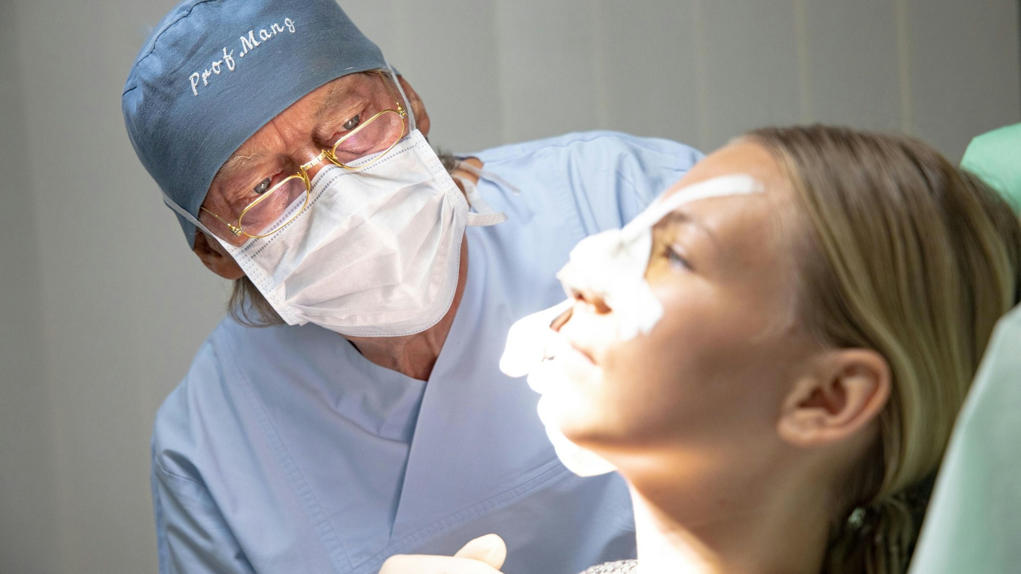 Größere Augen, glattere Wangen - die Chirurgen können viele Wünsche erfüllen. Doch auch Erwachsene entwickelten in der Pandemie neue Schönheitswünsche.