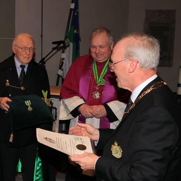 Das Bild zeigt die Übergabe der Urkunde zum Verdienstorden überreicht von Großprior Dr. Rudolf Wansleben an Dr. Bernhard Worms. Im Hintergrund Klaus-Peter Pokolm und Generalkaplan Thorsten Neudenberger.