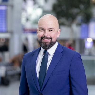 Thilo Schmid, seit März Flughafenchef, steht in Köln/Bonn in der Check-In-Halle