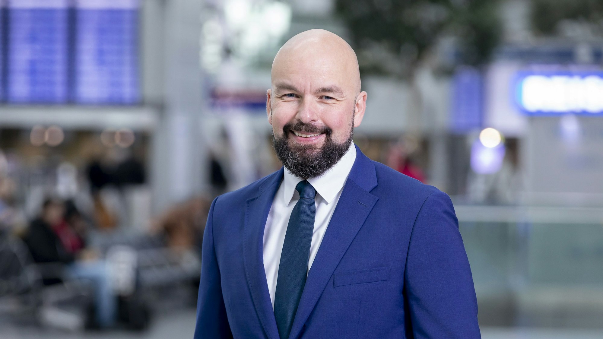 Thilo Schmid, seit März Flughafenchef, steht in Köln/Bonn in der Check-In-Halle