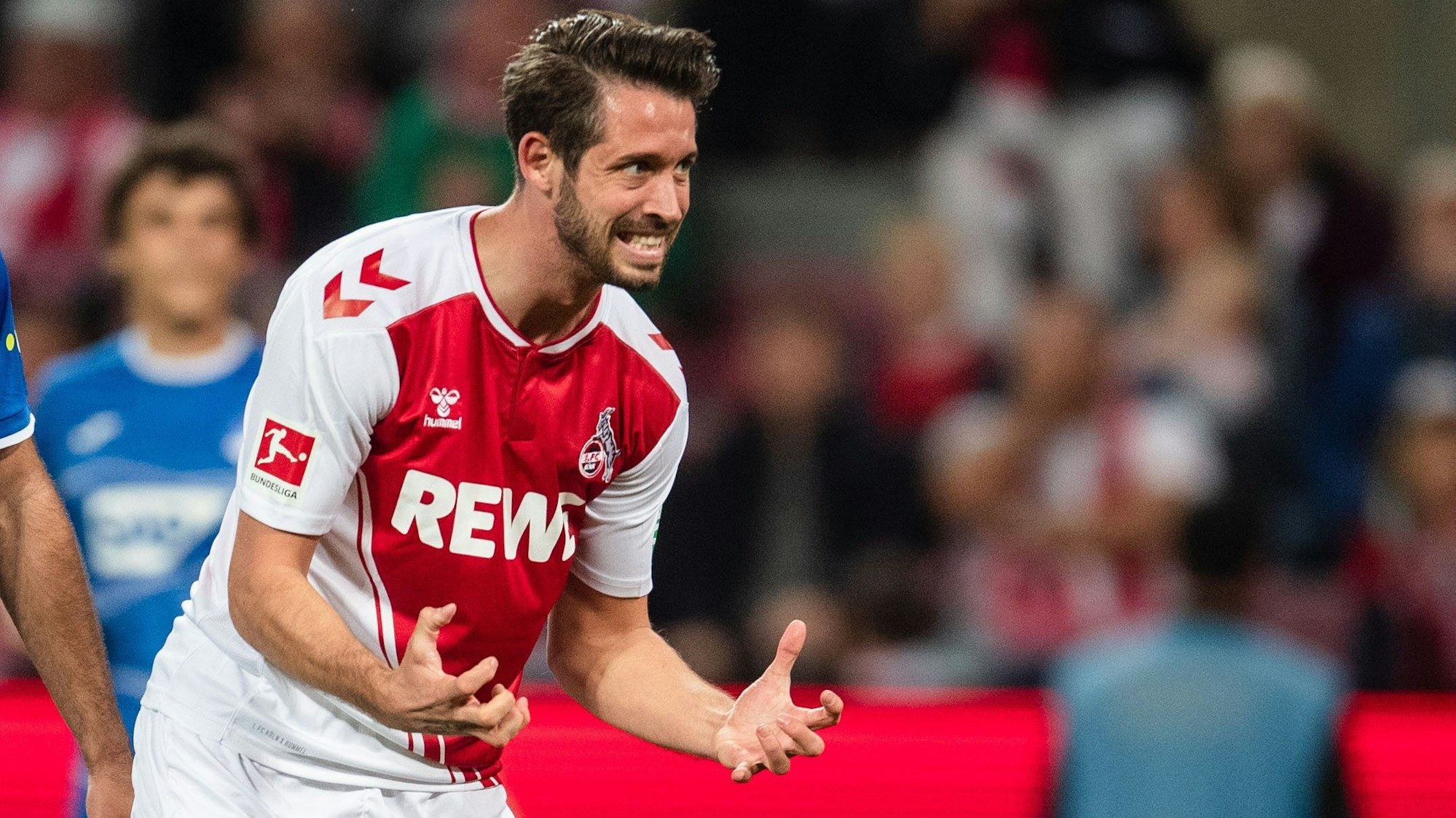 ARCHIV - 30.10.2022, Nordrhein-Westfalen, Köln: Fußball: Bundesliga, 1. FC Köln - TSG 1899 Hoffenheim, 12. Spieltag, RheinEnergieStadion. Kölns Mark Uth reagiert nach einer vergebenen Torchance. (zu dpa: «Kölner Uth bereitet Sorgen: «Werden die Schmerzen nicht los»») Foto: Marius Becker/Deutsche Presse-Agentur GmbH/dpa - WICHTIGER HINWEIS: Gemäß den Vorgaben der DFL Deutsche Fußball Liga bzw. des DFB Deutscher Fußball-Bund ist es untersagt, in dem Stadion und/oder vom Spiel angefertigte Fotoaufnahmen in Form von Sequenzbildern und/oder videoähnlichen Fotostrecken zu verwerten bzw. verwerten zu lassen. +++ dpa-Bildfunk +++