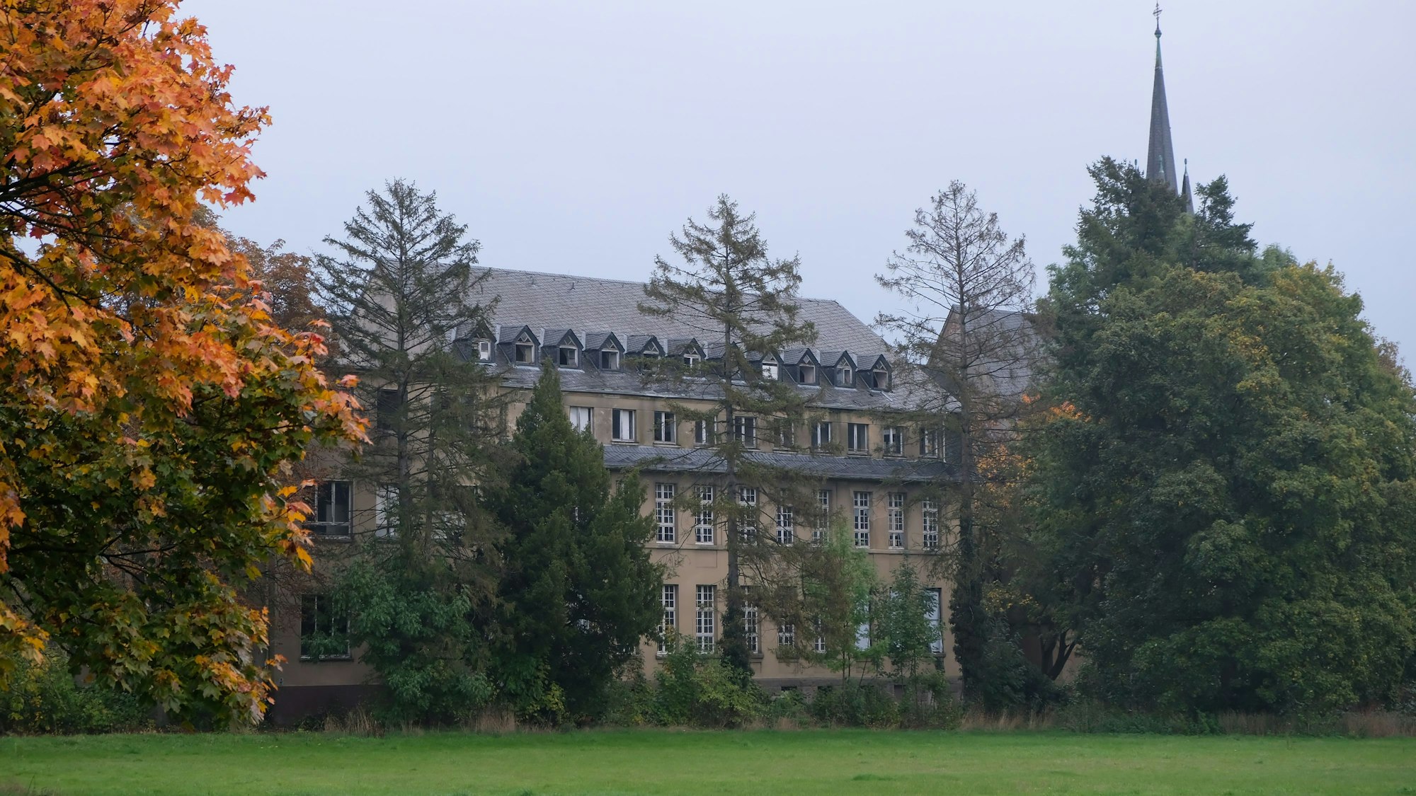 Blick auf den Gebäude-Komplex in Waldniel-Schwalmtal heute, in dem in der Nazizeit eine Euthanasie-Tötungsanstalt war, in der 99 Kinder ermordet wurden.