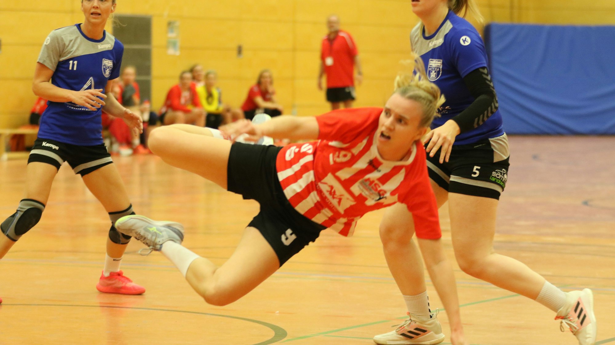 Corinna Schmitz von der HSG Euskirchen liegt senkrecht in der Luft, nachdem sie gerade einen Ball geworfen hat.