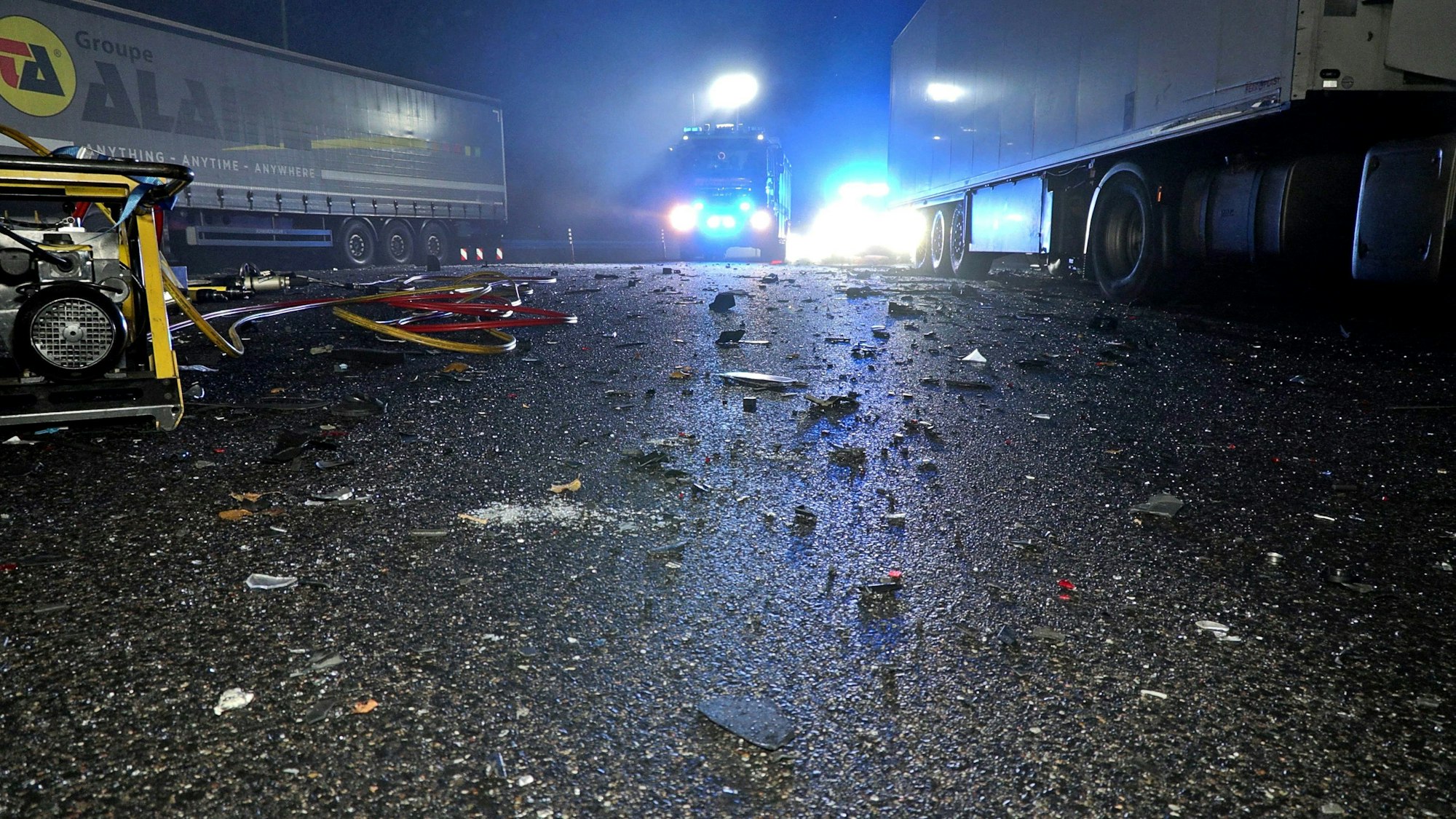 Trümmerreste nach einem Unfall auf dem Raststättengelände Sternenberg-Süd an der Autobahn 46