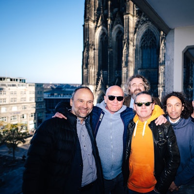 Auf dem Balkon des Domforums: Michael Horn (v.l.), Christian Blüm, Veranstalter Martin J. Nötzel, Harry Alfter, Stephan Brings, Kai Engel und Peter Brings.
