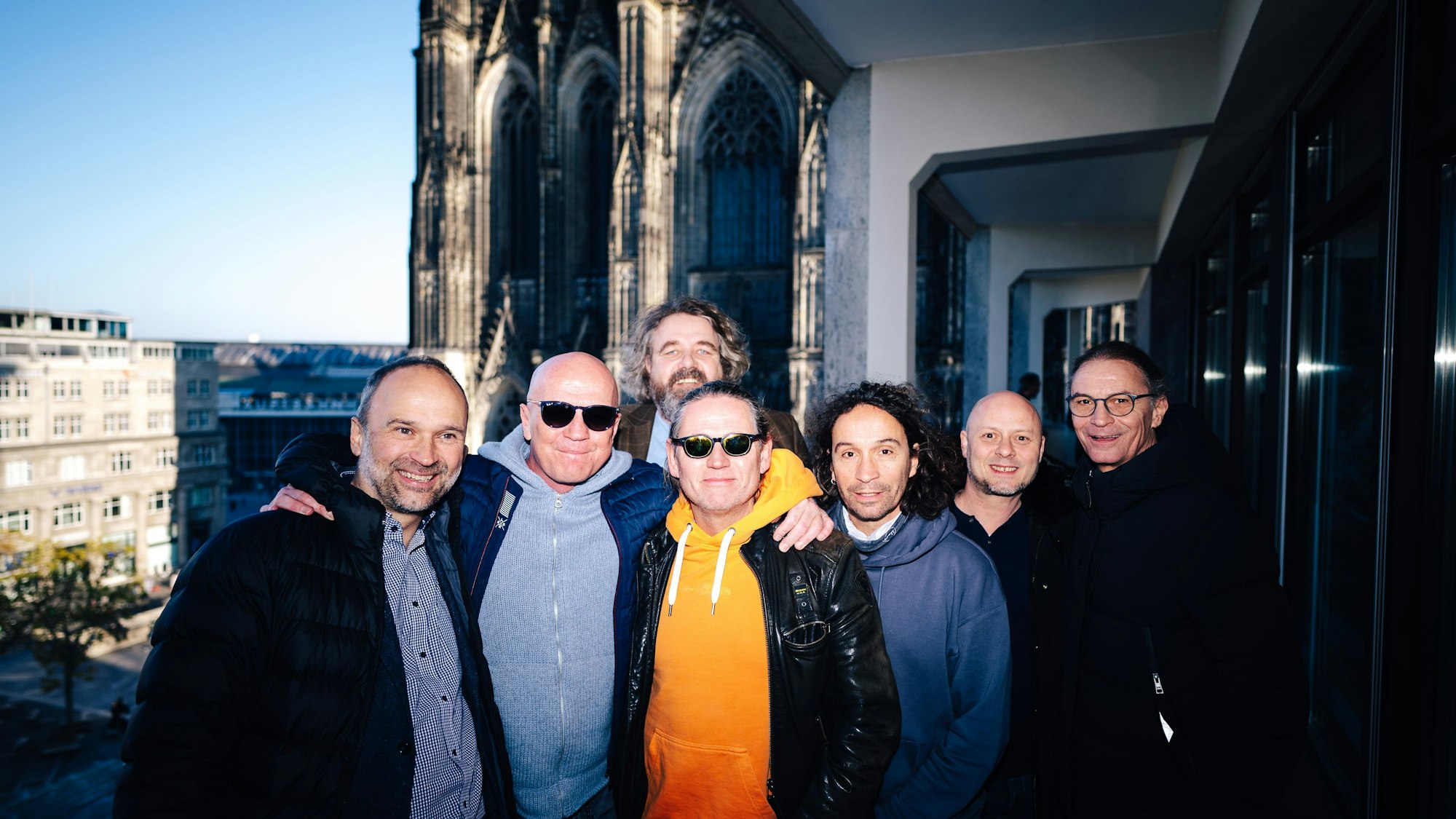 Auf dem Balkon des Domforums: Michael Horn (v.l.), Christian Blüm, Veranstalter Martin J. Nötzel, Harry Alfter, Stephan Brings, Kai Engel und Peter Brings.