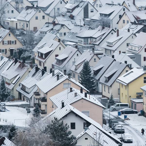 Schnee bedeckte Wohnhäuser