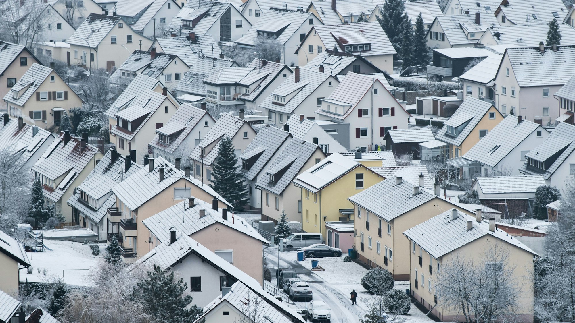 Schnee bedeckte Wohnhäuser