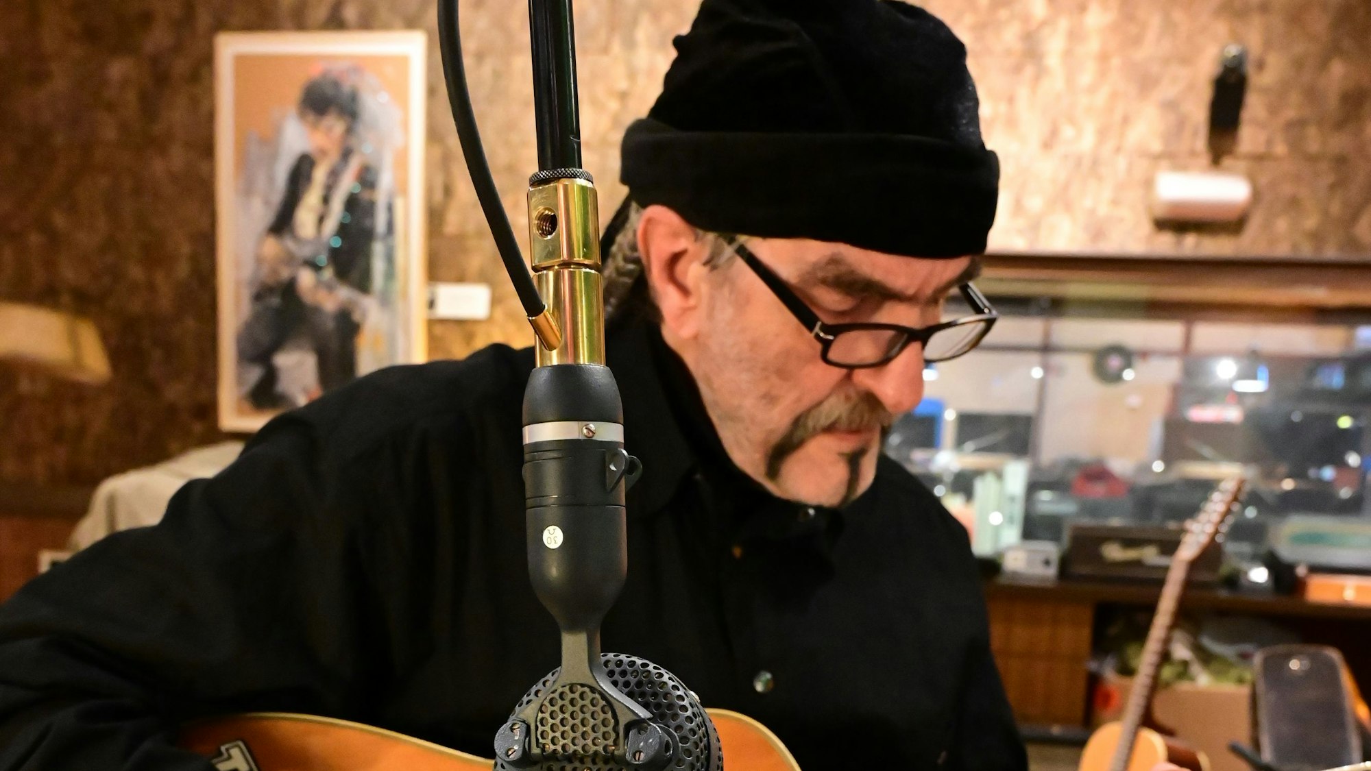 Riochard Bargel, Blues-Musiker, mit seiner Gitarre bei den Aufnahmen zu seiner neuen Platte "Dead Slow Stampede".