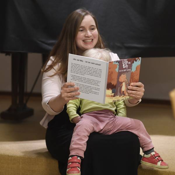 Ursula Gruß liest ihrer Tochter aus dem ersten Teil ihrer Kinderbuchreihe "Lilly und Billy" vor.