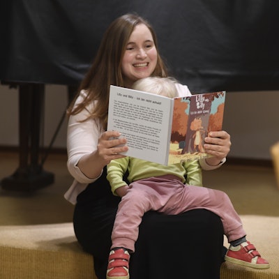 Ursula Gruß liest ihrer Tochter aus dem ersten Teil ihrer Kinderbuchreihe "Lilly und Billy" vor.