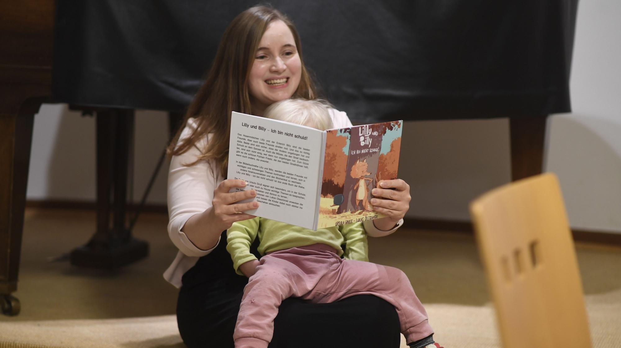 Ursula Gruß liest ihrer Tochter aus dem ersten Teil ihrer Kinderbuchreihe "Lilly und Billy" vor.