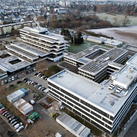 Das Bild zeigt die Kreisverwaltung aus der Luft.