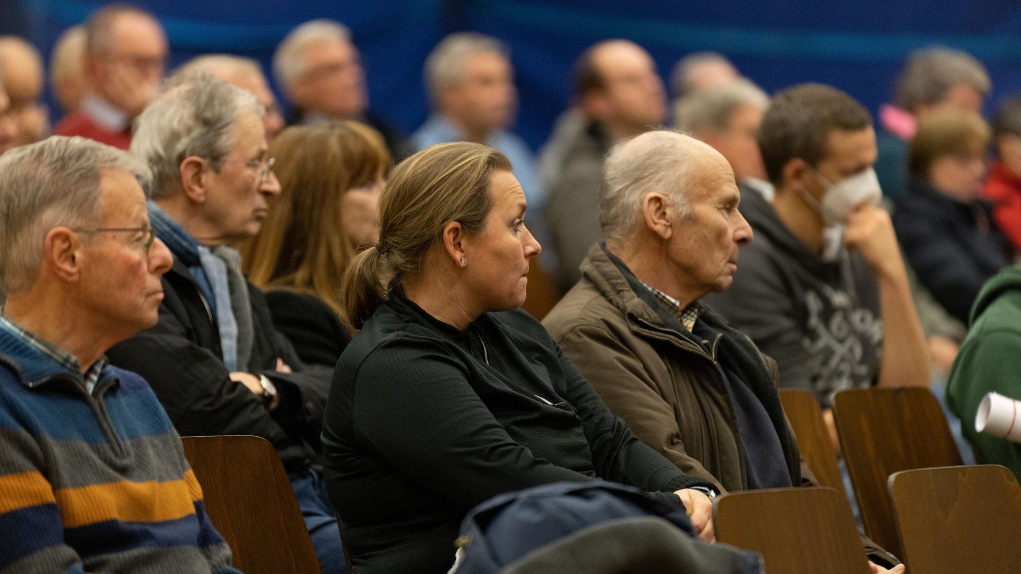 Etliche Bürger sitzen in einer Halle und hören Ausführungen zu Starkregen und Folgen zu.