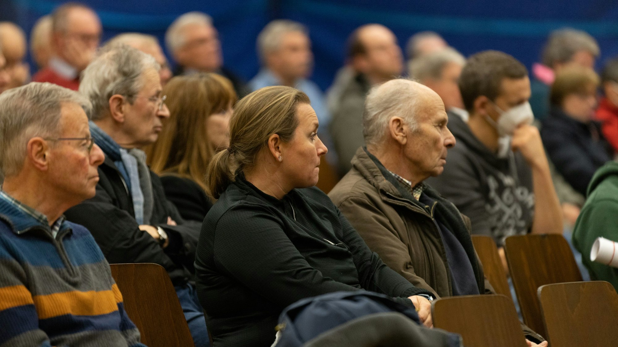 Etliche Bürger sitzen in einer Halle und hören Ausführungen zu Starkregen und Folgen zu.