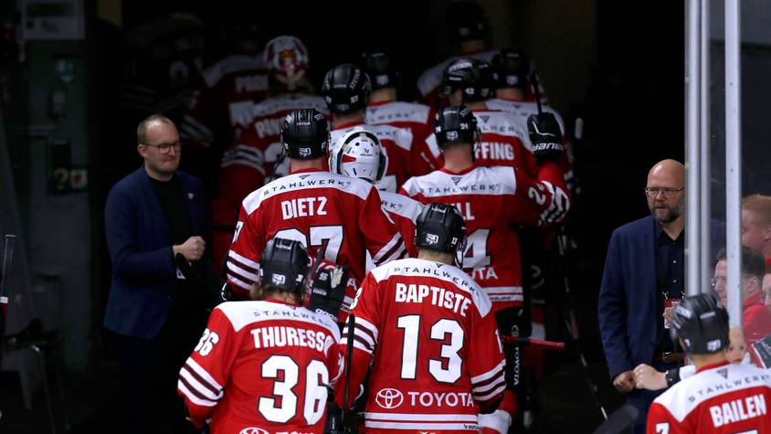 21.09.2022, Lanxess-Arena Köln, Eishockey, Penny DEL Saison 2022 2023, Kölner Haie - Grizzlys Wolfsburg: Die Haie verlassen die Eisfläche in das Dunkel der Tunnel NRW Deutschland *** 21 09 2022, Lanxess Arena Cologne, ice hockey, penny DEL season 2022 2023, Cologne Sharks Grizzlies Wolfsburg The Sharks leave the ice rink into the darkness of the tunnels NRW Germany