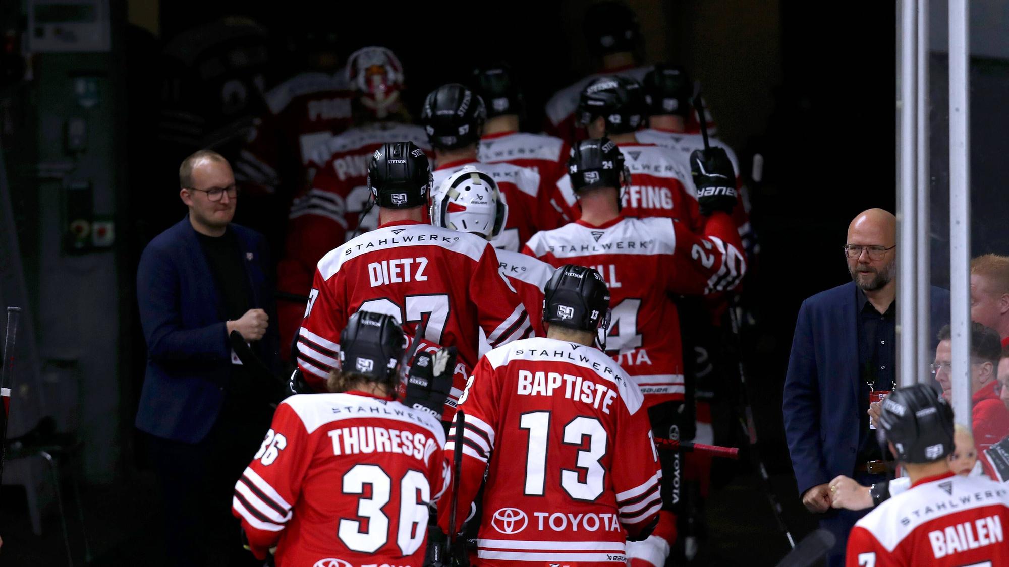 21.09.2022, Lanxess-Arena Köln, Eishockey, Penny DEL Saison 2022 2023, Kölner Haie - Grizzlys Wolfsburg: Die Haie verlassen die Eisfläche in das Dunkel der Tunnel NRW Deutschland *** 21 09 2022, Lanxess Arena Cologne, ice hockey, penny DEL season 2022 2023, Cologne Sharks Grizzlies Wolfsburg The Sharks leave the ice rink into the darkness of the tunnels NRW Germany
