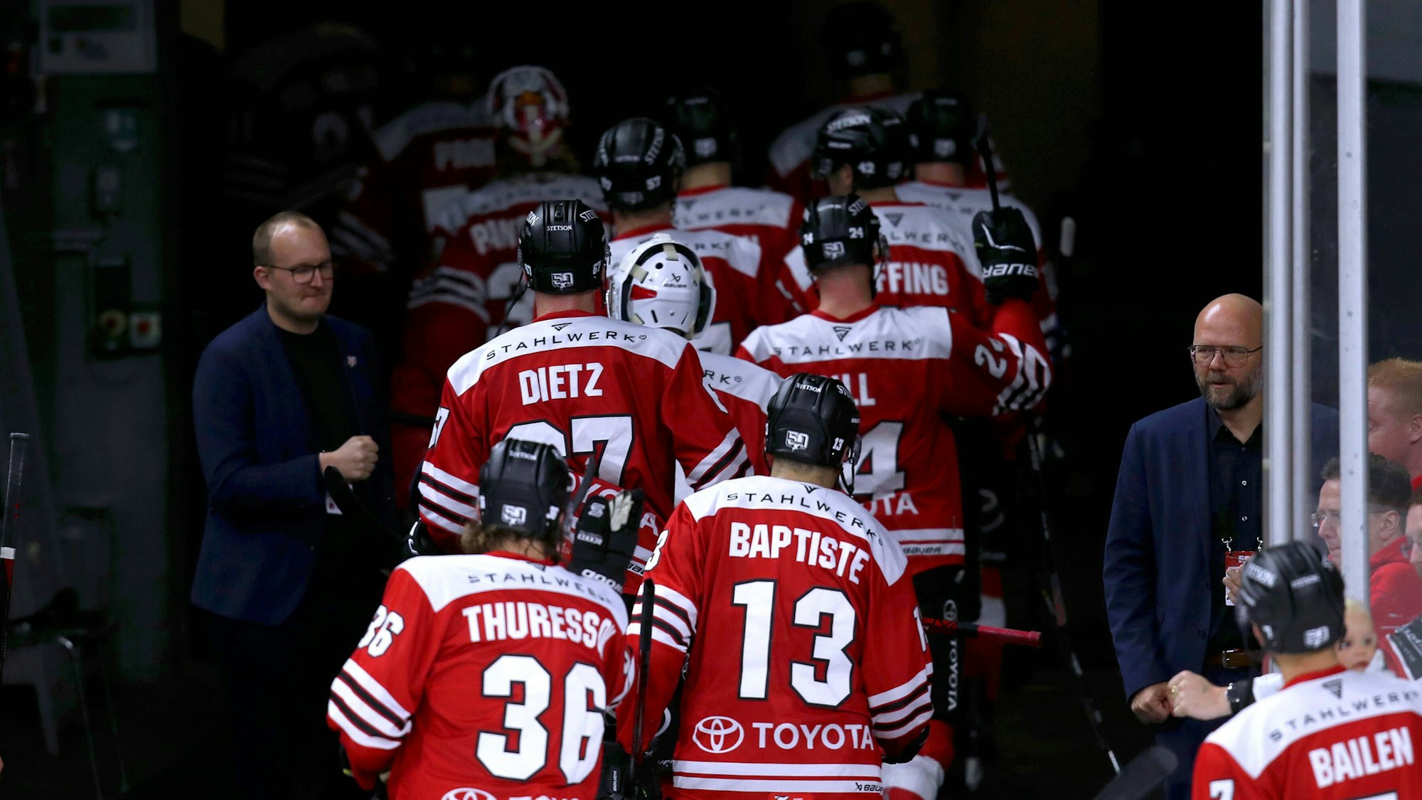 21.09.2022, Lanxess-Arena Köln, Eishockey, Penny DEL Saison 2022 2023, Kölner Haie - Grizzlys Wolfsburg: Die Haie verlassen die Eisfläche in das Dunkel der Tunnel NRW Deutschland *** 21 09 2022, Lanxess Arena Cologne, ice hockey, penny DEL season 2022 2023, Cologne Sharks Grizzlies Wolfsburg The Sharks leave the ice rink into the darkness of the tunnels NRW Germany