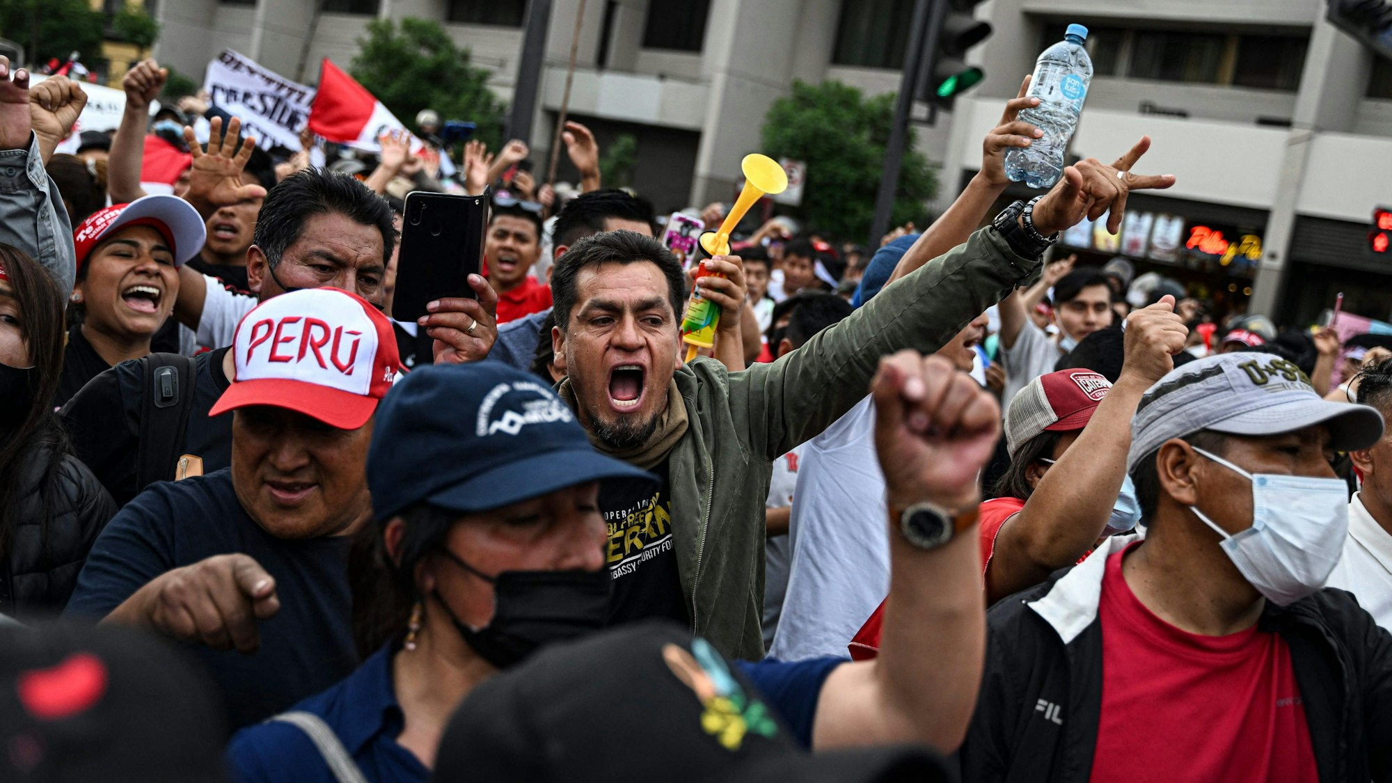 Unterstützer des ehemaligen peruanischen Präsidenten Pedro Castillo fordern seine Freilasung. Zwei Menschen starben bei den Prosten am Sonntag.