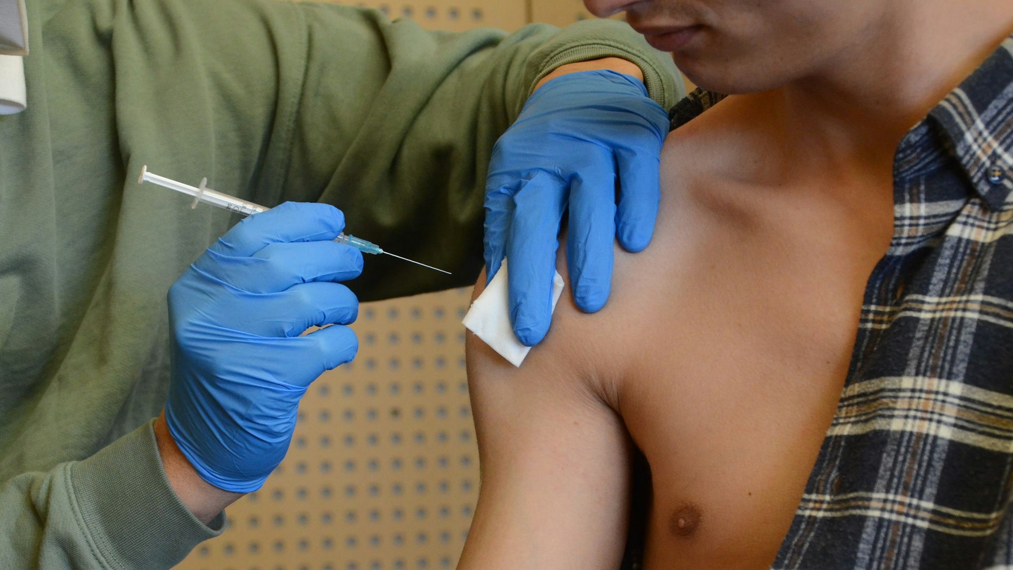 Ein Mann erhält eine Corona-Impfung in Siegburg.