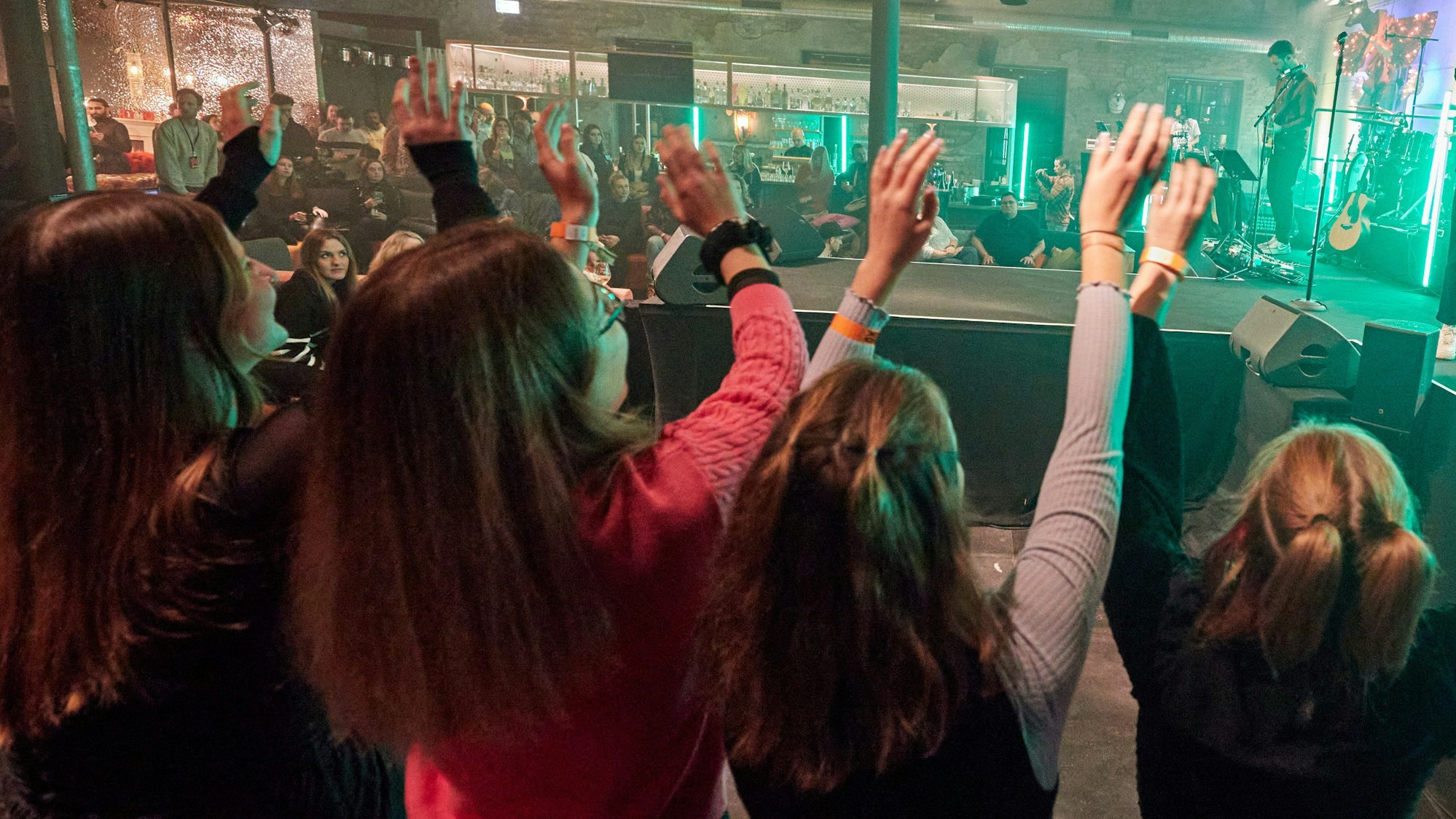 Besucherinnen tanzen während des X-Mas Specials der Initiative «All Hands On Deck», einem Live-Spenden-Konzert von Künstlern der unterschiedlichsten Genres der deutschen Musiklandschaft.