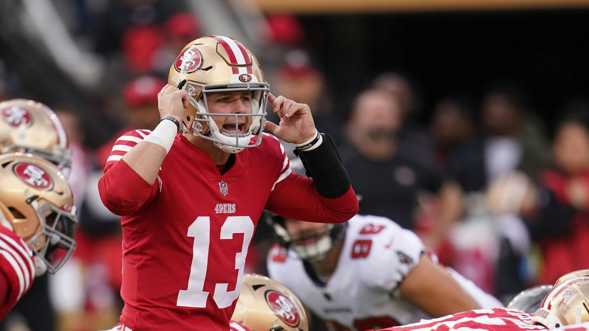 Quarterback Brock Purdy gibt Anweisungen im Spiel gegen die Tampa Bay Buccaneers.