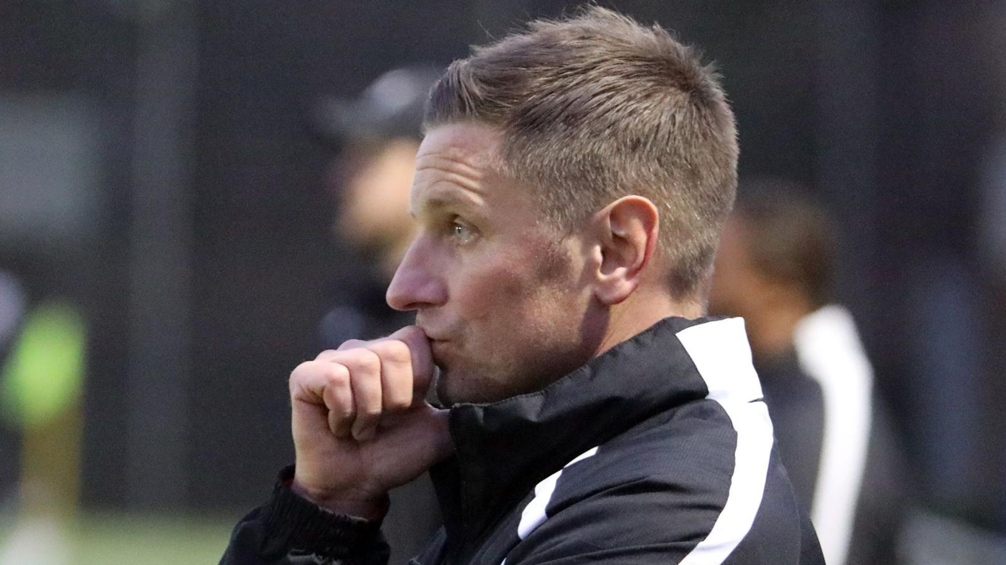 U-19-Trainer Marek Dabrowski blickt mit versteinerter Miene aufs Spielfeld.