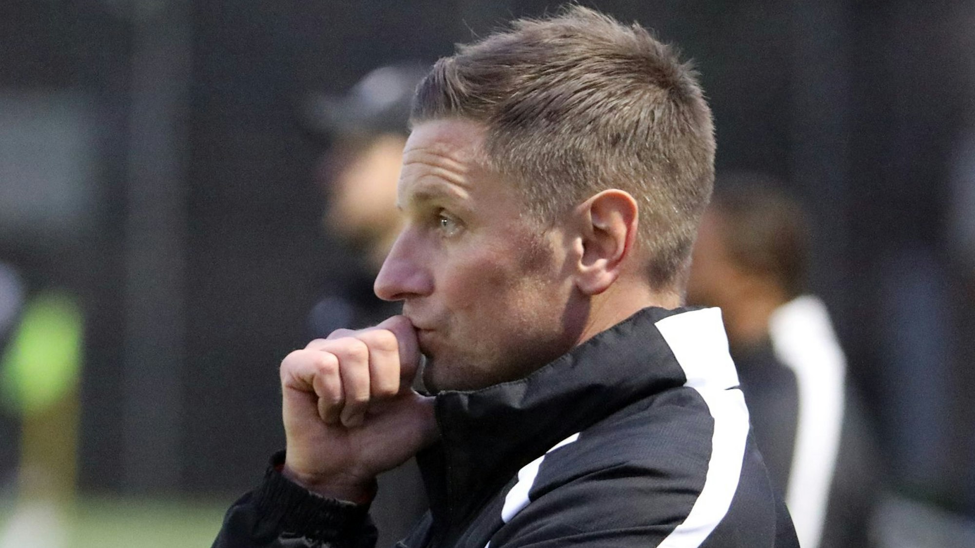 U-19-Trainer Marek Dabrowski blickt mit versteinerter Miene aufs Spielfeld.