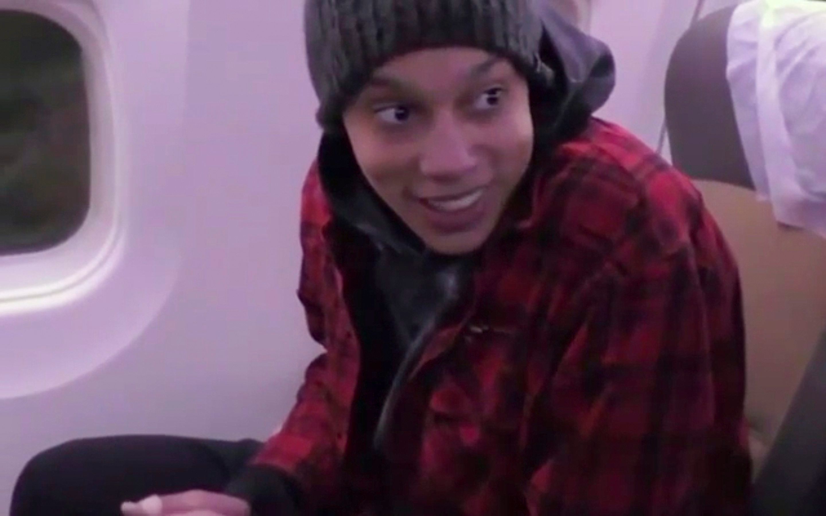 In diesem Bild des Inlandsgeheimdienstes der Russischen Förderation ist WNBA-Star Brittney Griner zu sehen, die im Flugzeug auf dem Weg zum Gefangenenaustausch ist.