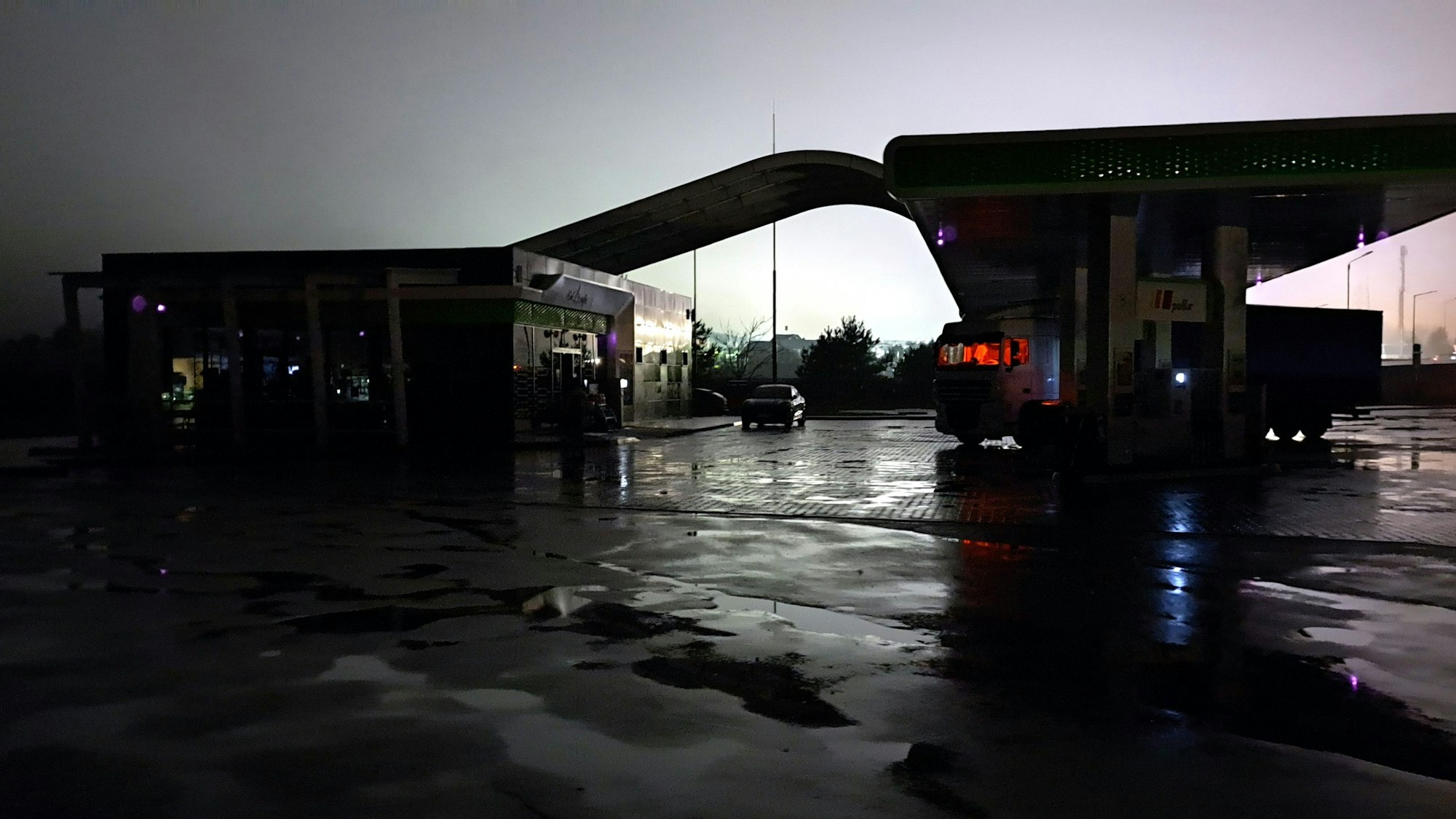 Plötzlich finster: Stromausfall in der Ukraine. An der Grenze scheint nur noch Licht von Polen herüber.