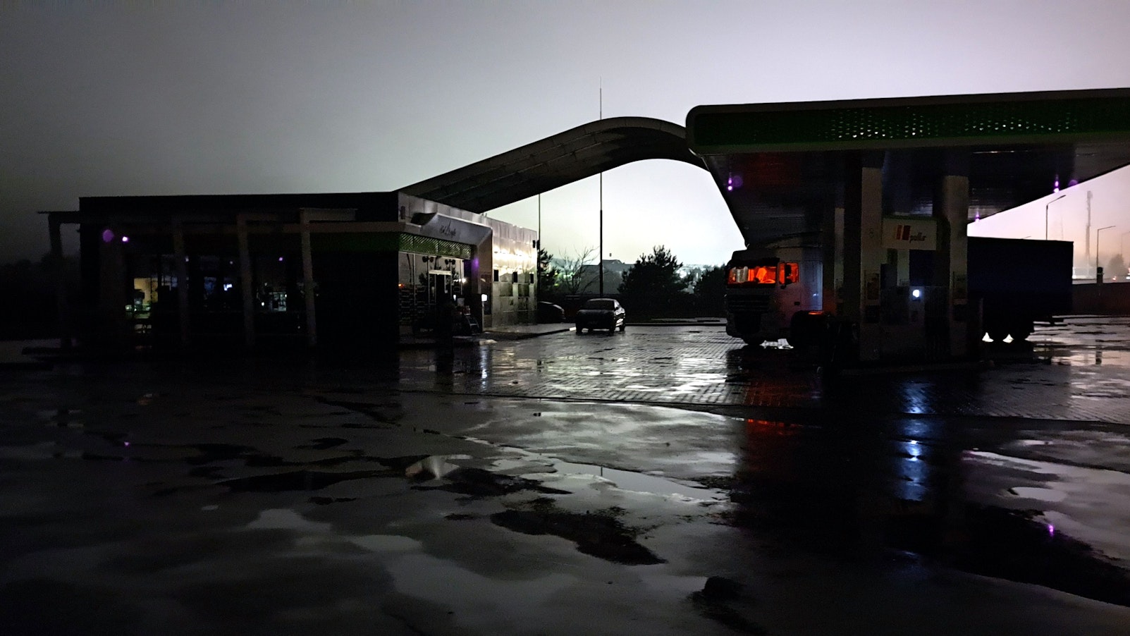 Plötzlich finster: Stromausfall in der Ukraine. An der Grenze scheint nur noch Licht von Polen herüber.