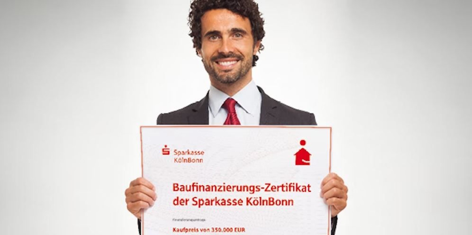 Mann hält Sparkasse Schild