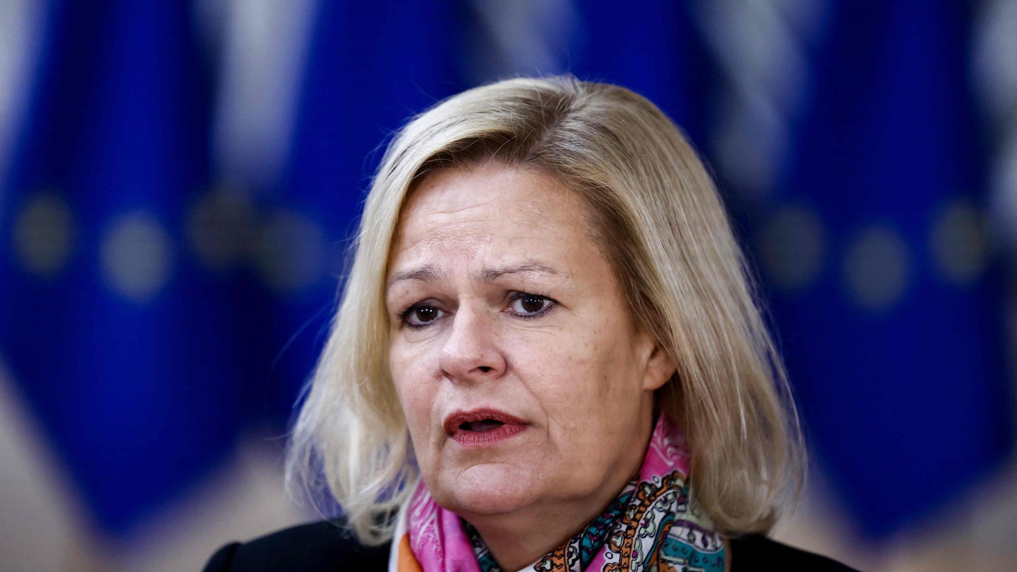 Innenministerin Nancy Faeser guckt besorgt.