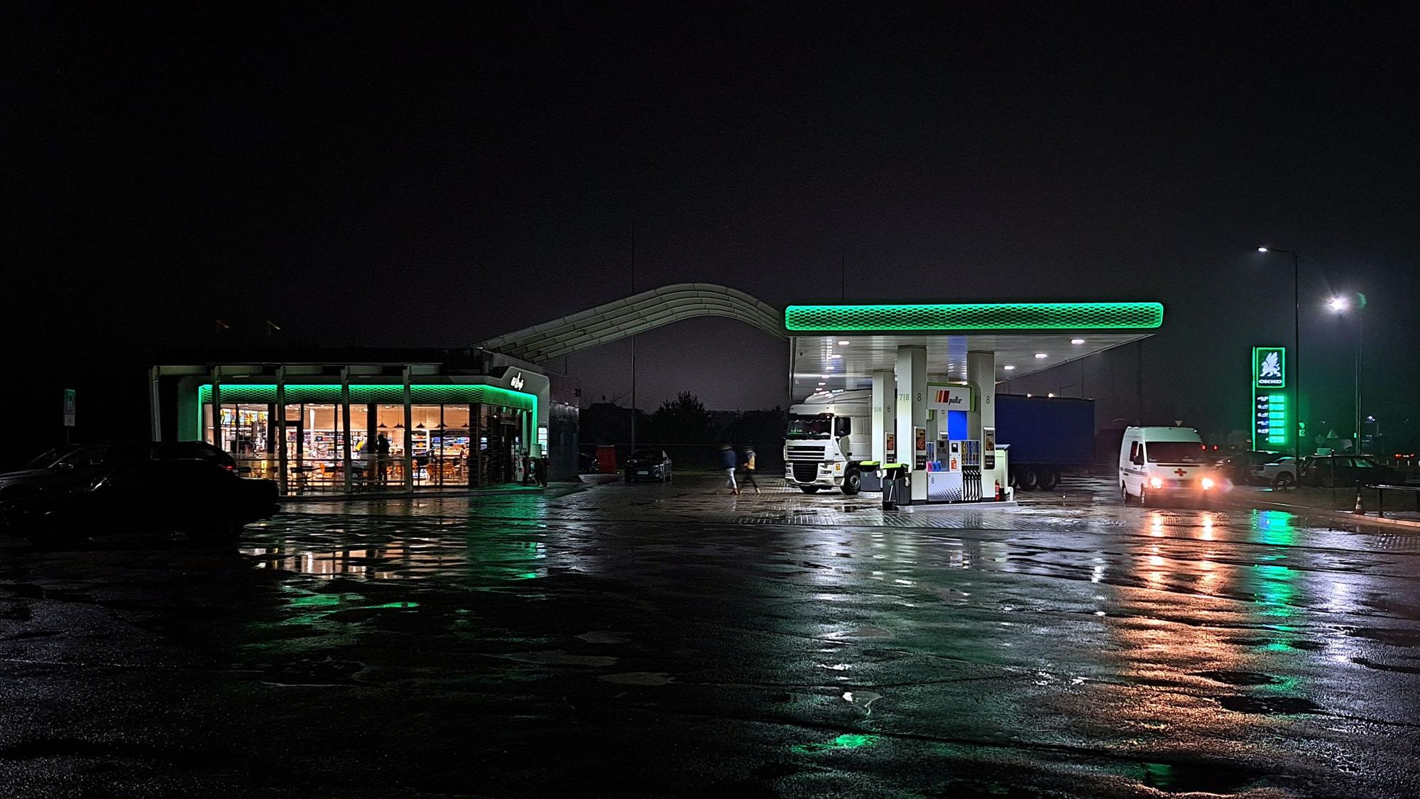 Ein beleuchtete Tankstelle bei Nacht in der Ukraine.