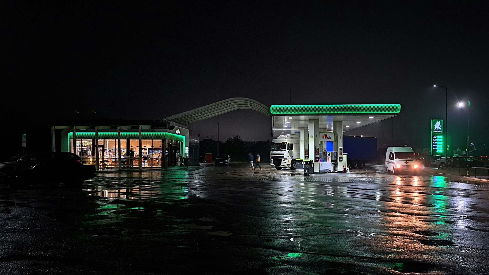 Ein beleuchtete Tankstelle bei Nacht in der Ukraine.