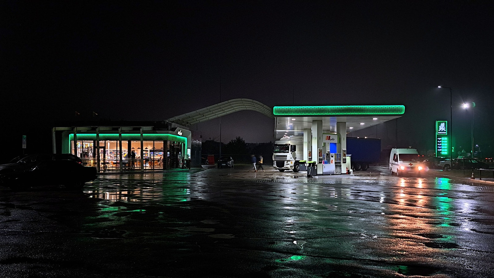Ein beleuchtete Tankstelle bei Nacht in der Ukraine.