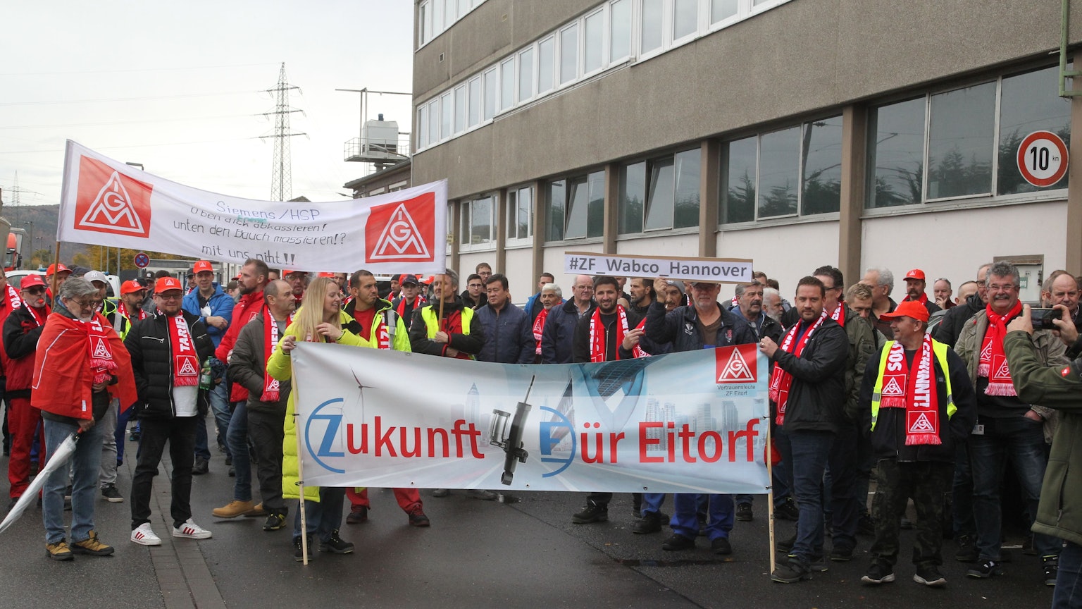 Warnstreik der IG Metall bei der Firma ZF Friedrichshafen in Eitorf vor dem Haupteingang mit Kollegen der Firma HSP Hochspannungsgeräte aus Troisdorf.