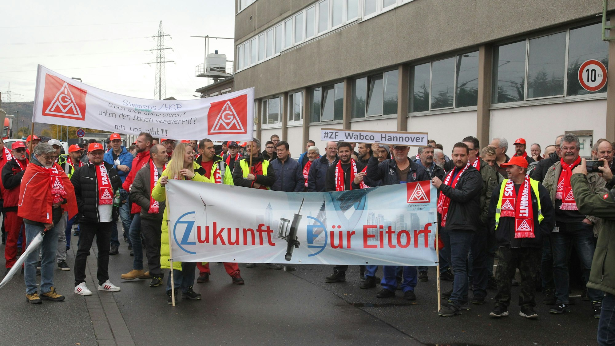 Warnstreik der IG Metall bei der Firma ZF Friedrichshafen in Eitorf vor dem Haupteingang mit Kollegen der Firma HSP Hochspannungsgeräte aus Troisdorf.