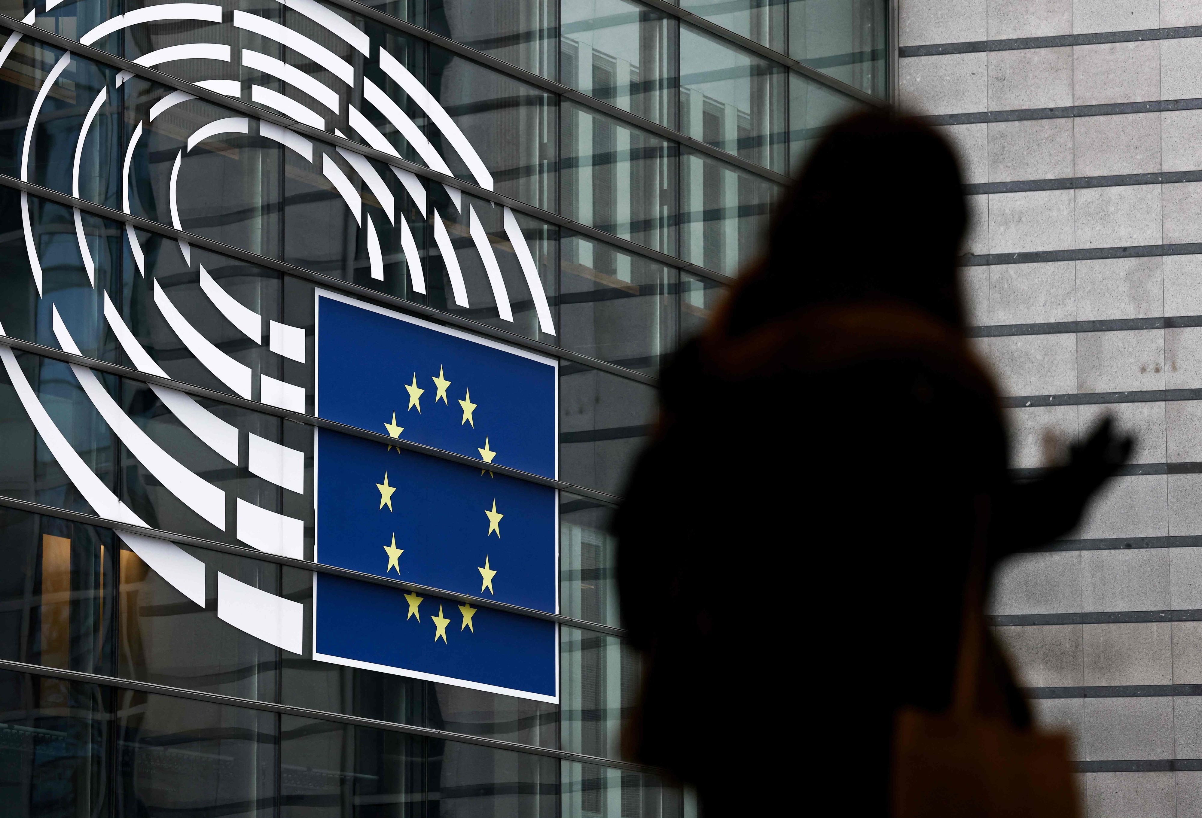 Eine Frau geht vor dem Europäischen Parlament in Brüssel her.